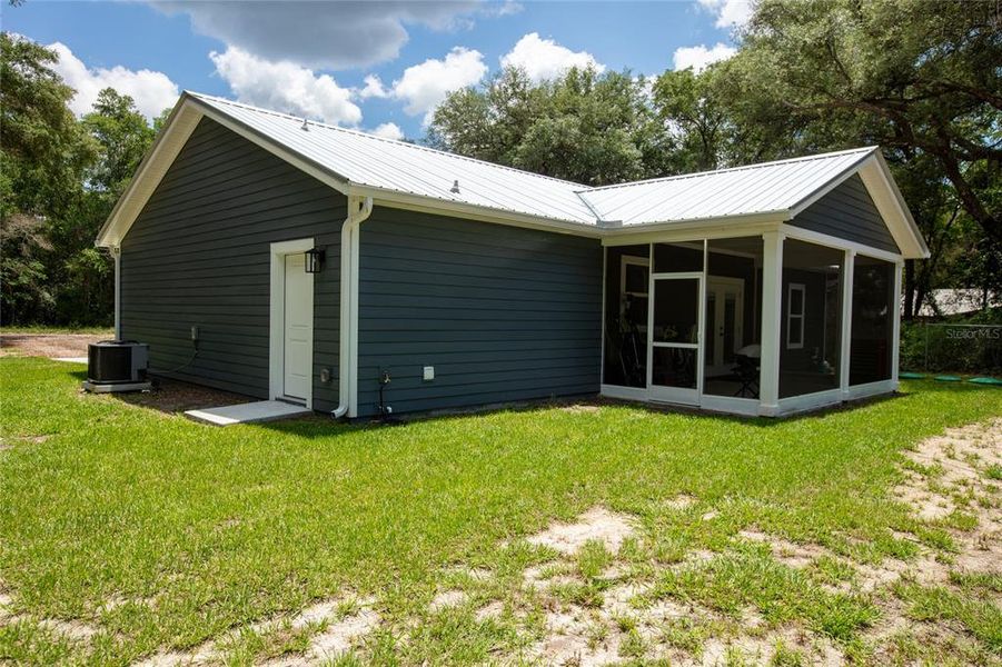 Exterior details and patio area of a home in , Florahome (Image 3).
