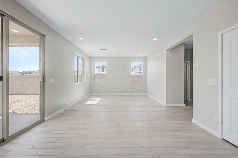 Spacious, unfurnished interior of a new home in Wildera, San Tan Valley (Image 11).
