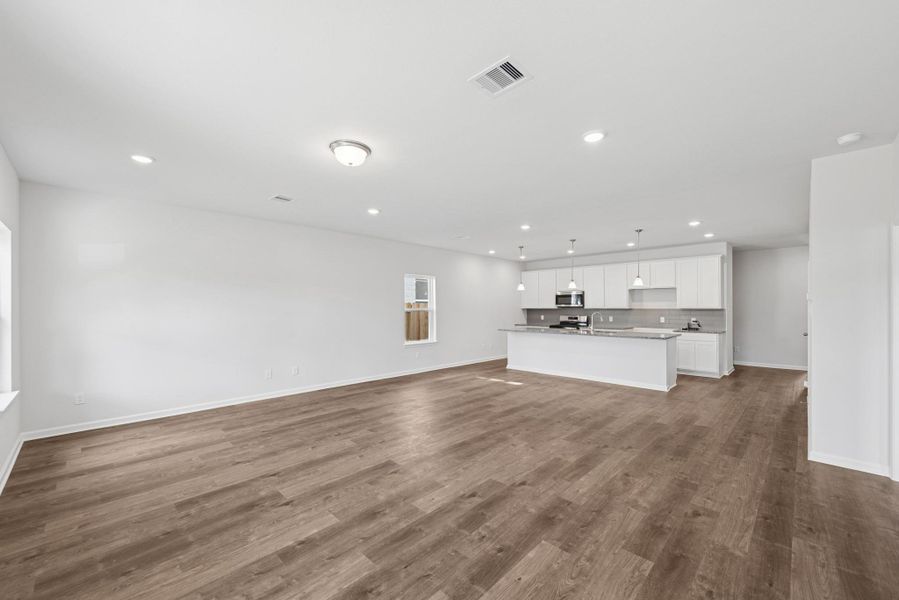 Spacious, unfurnished interior of a new home in Sierra Vista, Rosharon (Image 19).