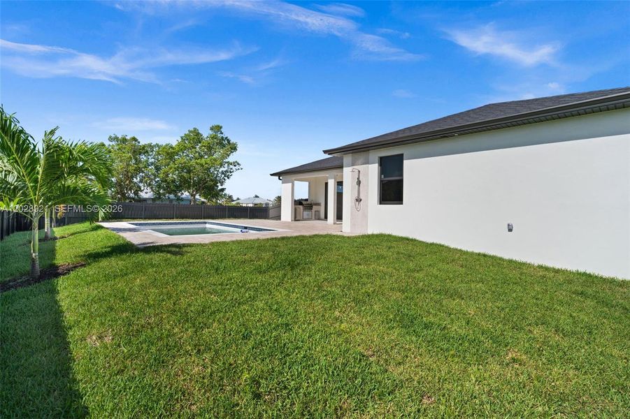 Exterior details and patio area of a home in , Cape Coral (Image 19).