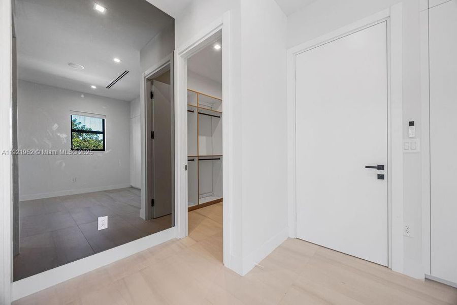 Spacious, unfurnished interior of a new home in , Fort Lauderdale (Image 26).