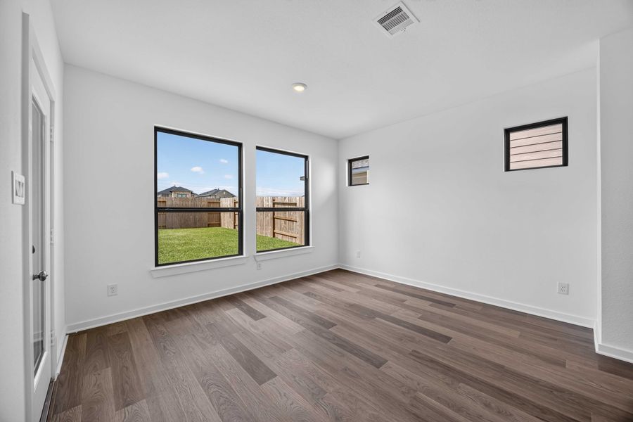 Spacious, unfurnished interior of a new home in La Segarra 40', Brookshire (Image 18).