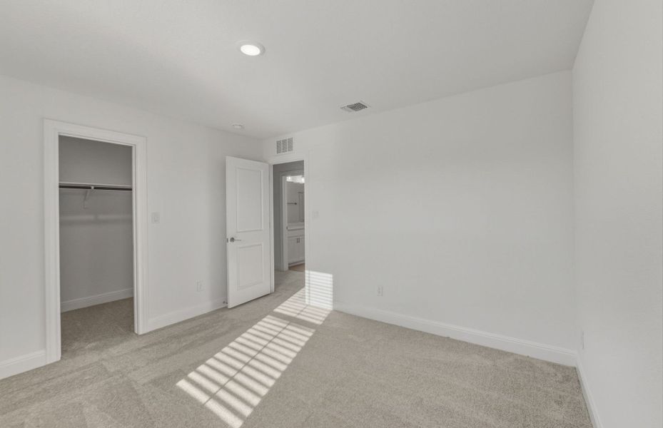 Spacious, unfurnished interior of a new home in Saddleback at Santa Rita Ranch, Liberty Hill (Image 49).