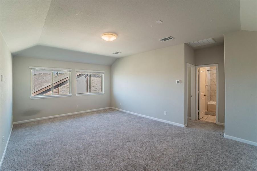 Spacious, unfurnished interior of a new home in , Aubrey (Image 24).