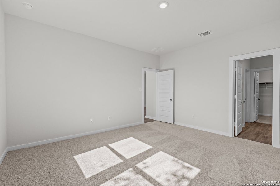 Spacious, unfurnished interior of a new home in Hacienda, San Antonio (Image 11).