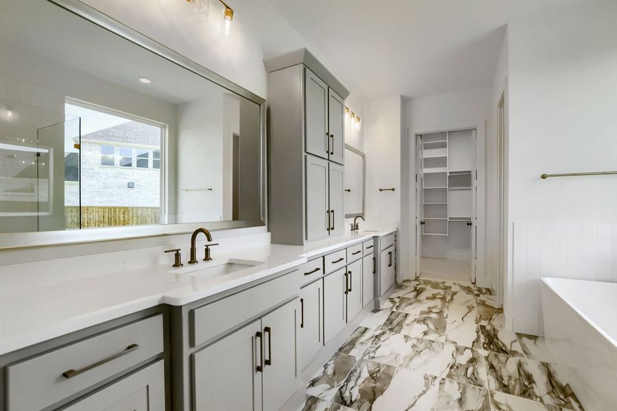791 Falls - Primary Bathroom