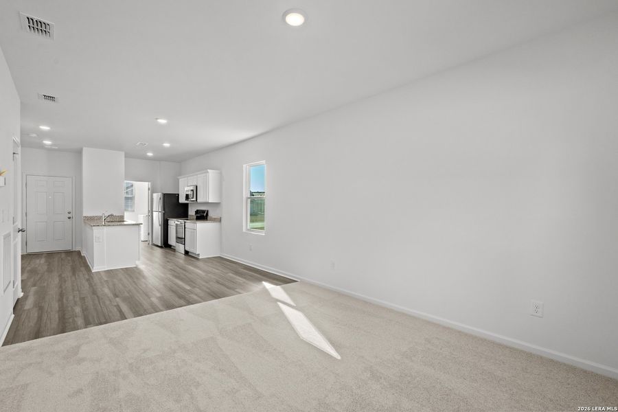 Spacious, unfurnished interior of a new home in Sutton Farms, San Antonio (Image 26).