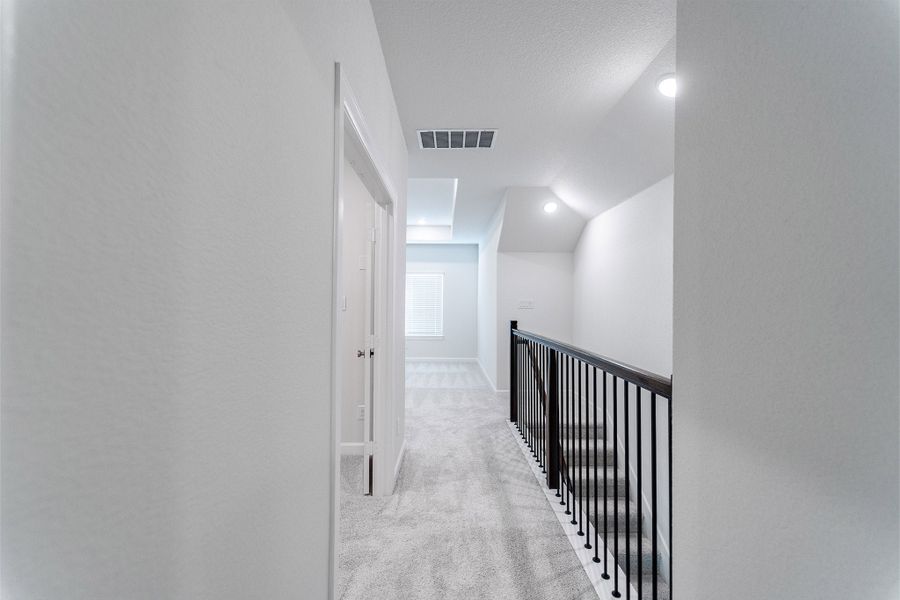 Spacious, unfurnished interior of a new home in Heath Golf & Yacht Club, Heath (Image 28).