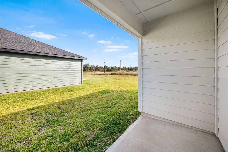 Exterior details and patio area of a home in Hill & Dale Ranch, Splendora (Image 3).