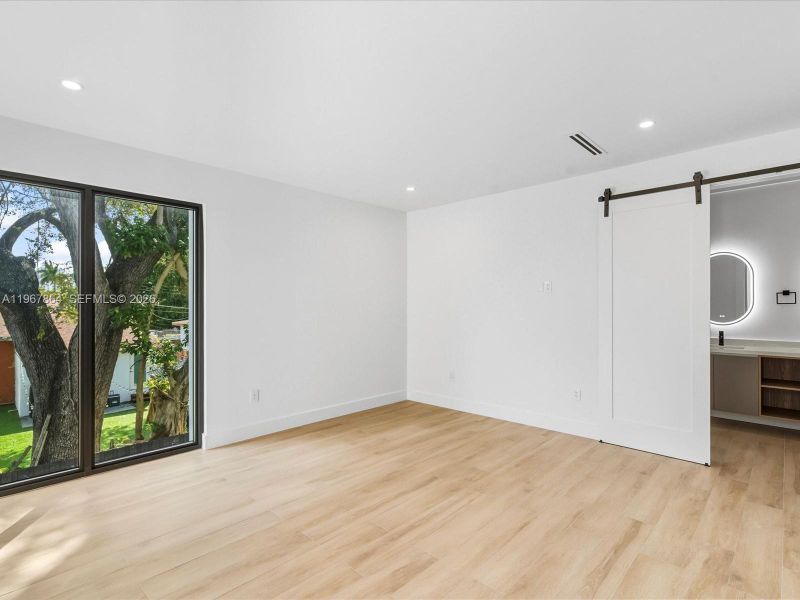 Spacious, unfurnished interior of a new home in , Miami (Image 55).