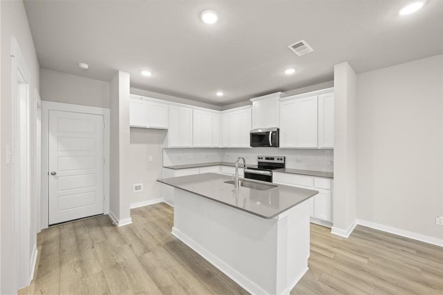 243 Wagon Spoke- Kitchen-2