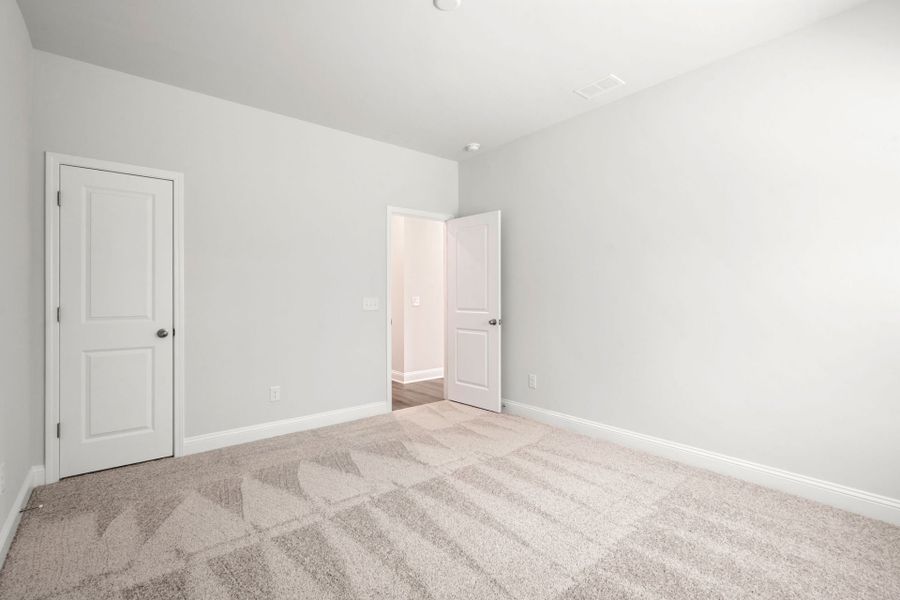 Spacious, unfurnished interior of a new home in Waterways, Richmond Hill (Image 31).