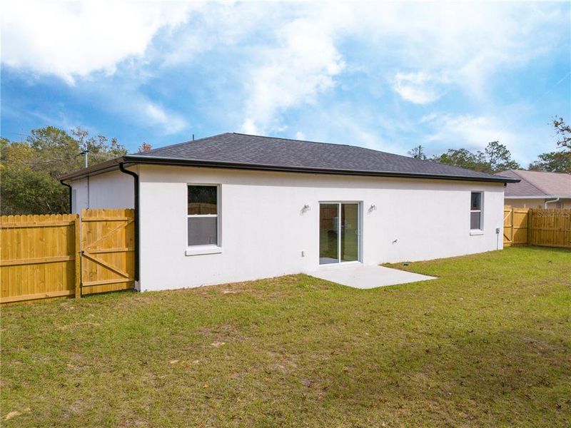 Exterior details and patio area of a home in , Ocklawaha (Image 4).