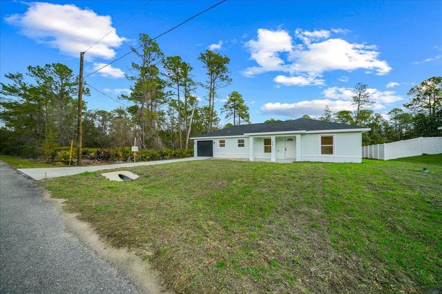 Exterior details and patio area of a home in , Ocklawaha (Image 15).