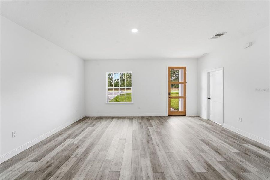 Spacious, unfurnished interior of a new home in , Ocala (Image 19).