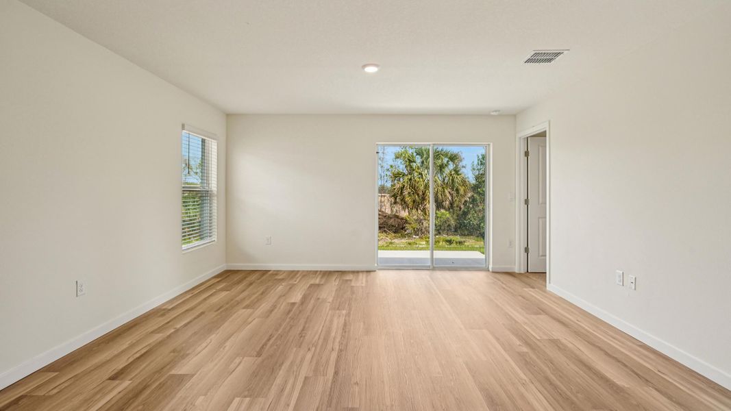 Representative unfurnished interior of a home built from the Alford by D.R. Horton in Somerset Bay, Spring Hill (Image 19).