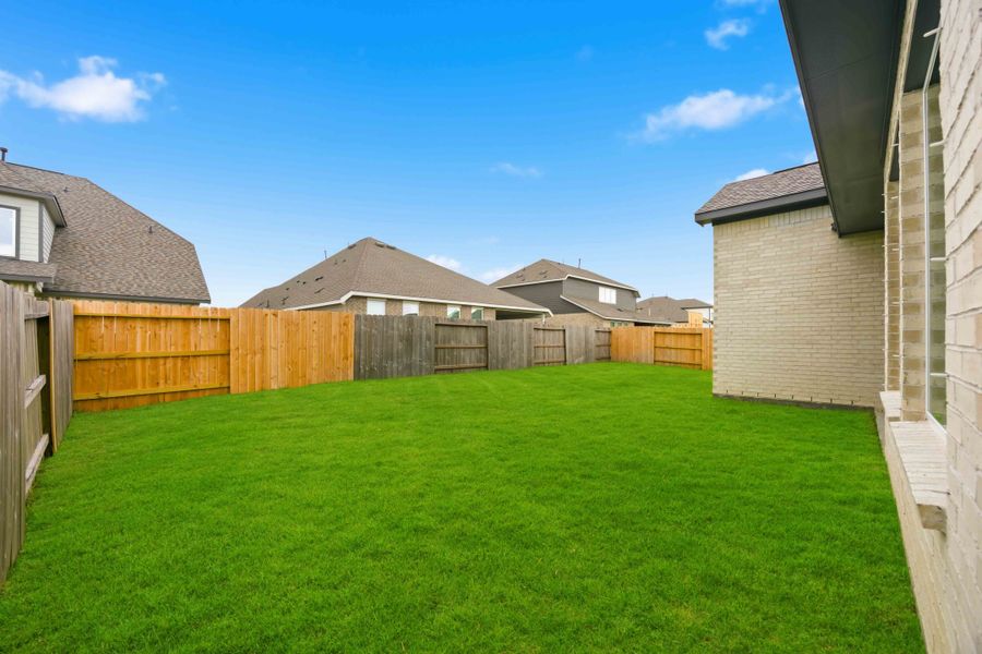 Exterior details and patio area of a home in Canterra Creek  60', Rosharon (Image 24).