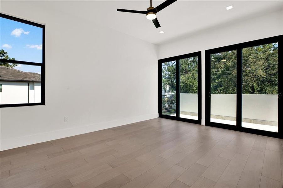 Spacious, unfurnished interior of a new home in , Tampa (Image 15).