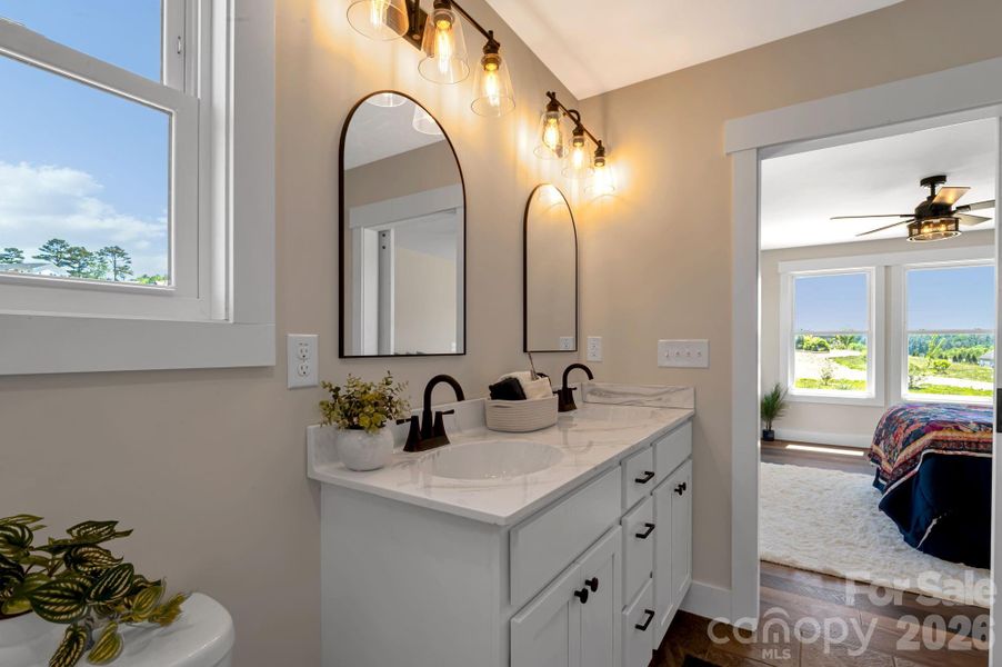 Primary en-suite Full Bath