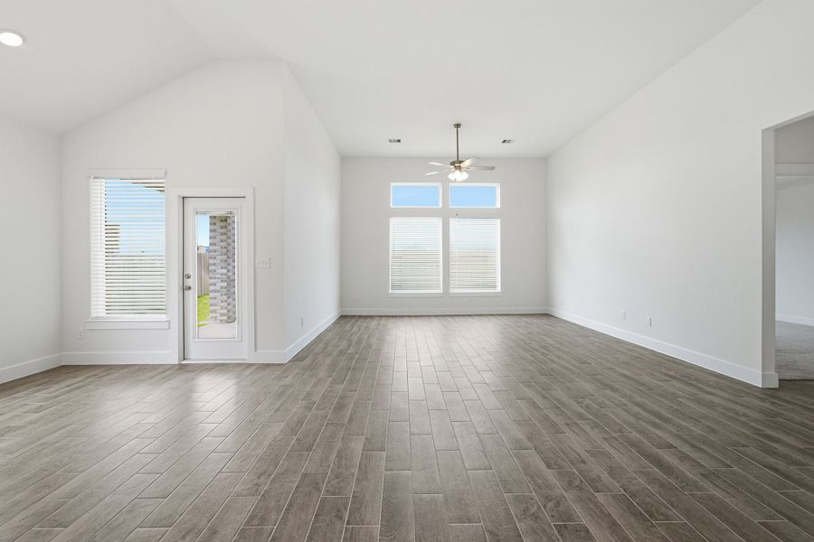 Spacious, unfurnished interior of a new home in Ashland, Angleton (Image 32).