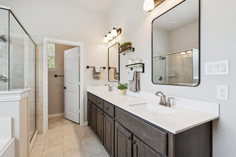 Furnished interior view inside a new home in , Weatherford (Image 11).