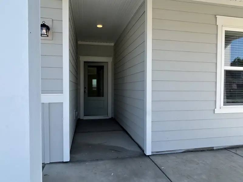 Exterior details and patio area of a home in , Ravenel (Image 14).