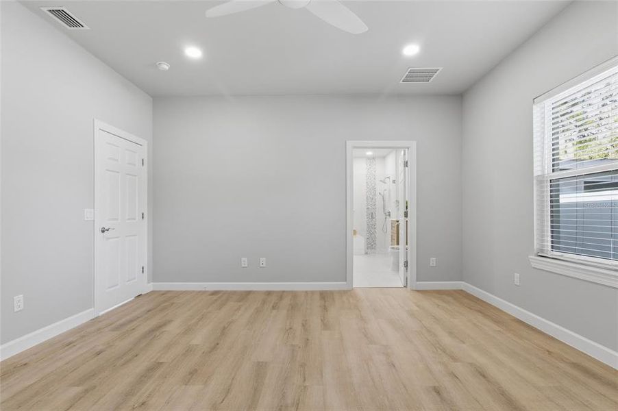 Spacious, unfurnished interior of a new home in , St. Petersburg (Image 38).