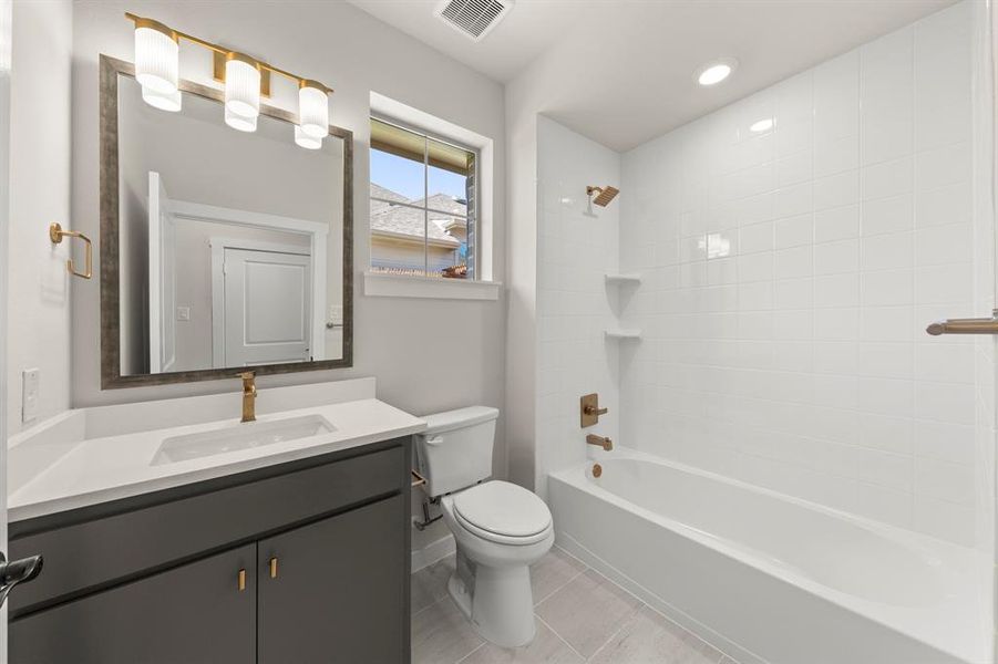 18. 644 Oakridge - 2ND Bath