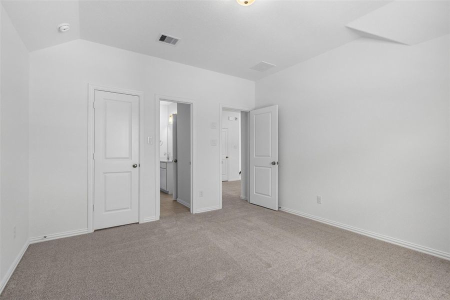 Spacious, unfurnished interior of a new home in Cypress Green, Tomball (Image 18).