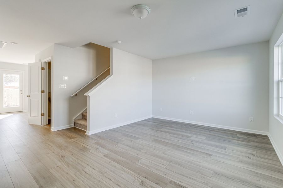Spacious, unfurnished interior of a new home in Astoria, Columbia (Image 12).