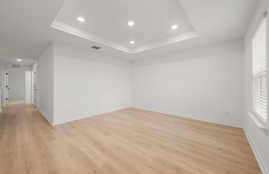 Spacious, unfurnished interior of a new home in Sunfield, Buda (Image 43).