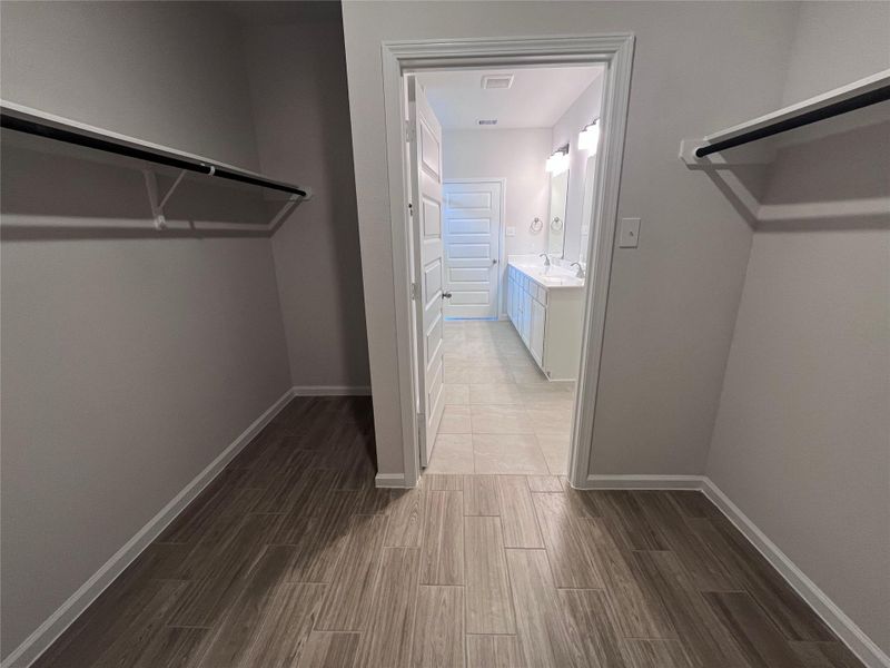 Spacious, unfurnished interior of a new home in Kendall Lakes, Alvin (Image 17). Spacious, unfurnished interior of a new home in Kendall Lakes, Alvin (Image 17).