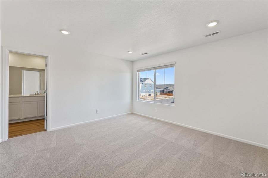 Spacious, unfurnished interior of a new home in , Aurora (Image 14).