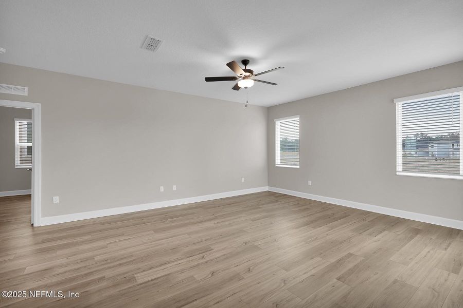 Spacious, unfurnished interior of a new home in Jennings Farm, Middleburg (Image 24).