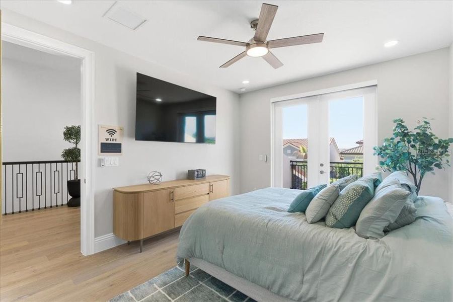 Furnished interior view inside a new home in , Orlando (Image 34).