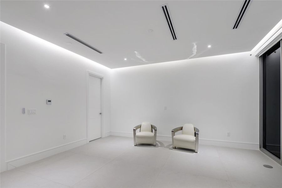 Spacious, unfurnished interior of a new home in , Parkland (Image 18).