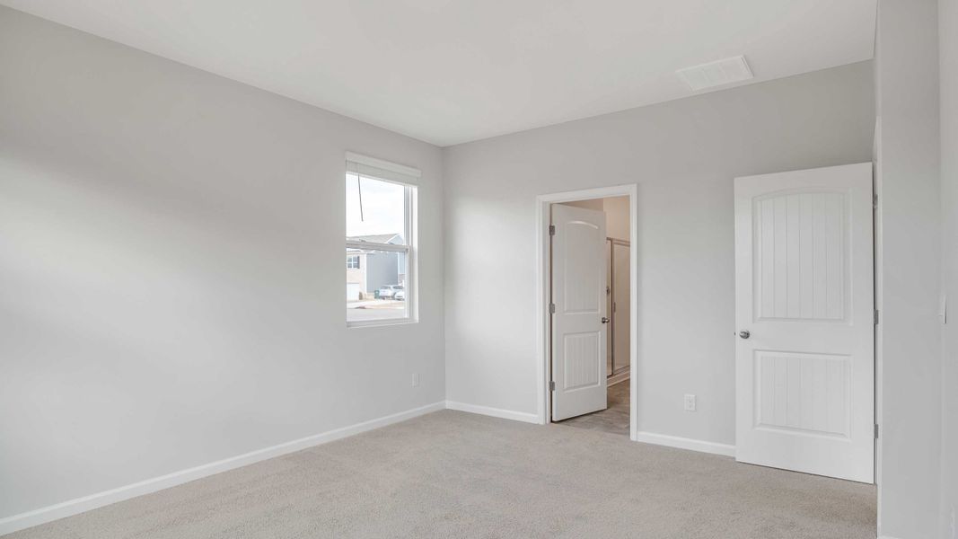 Representative unfurnished interior of a home built from the BELFORT by D.R. Horton in Savannah Lakes, Lewisburg (Image 15).