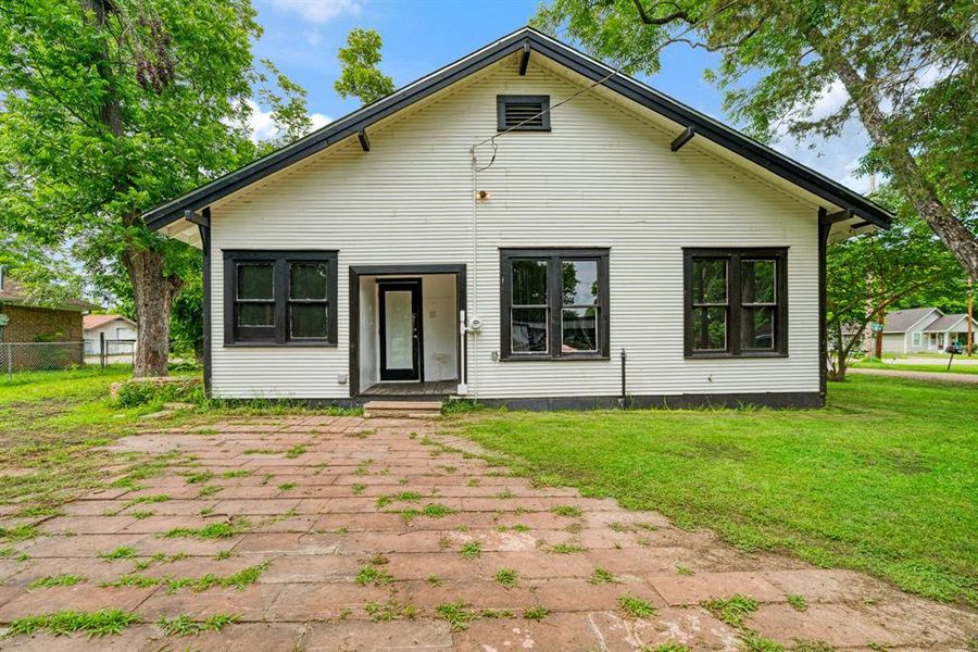 Exterior details and patio area of a home in , Deport (Image 15).