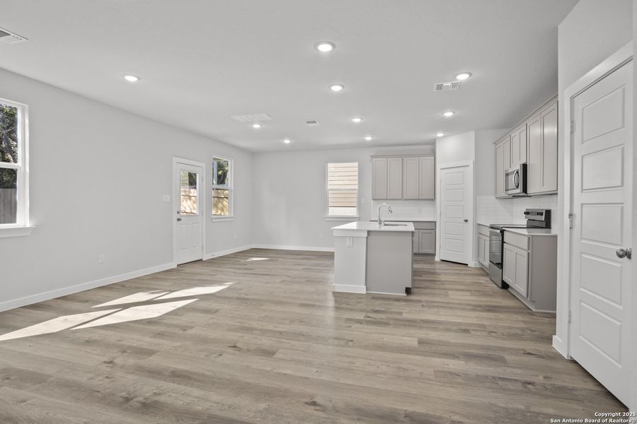 Spacious, unfurnished interior of a new home in Rosemont Hill, San Antonio (Image 25).