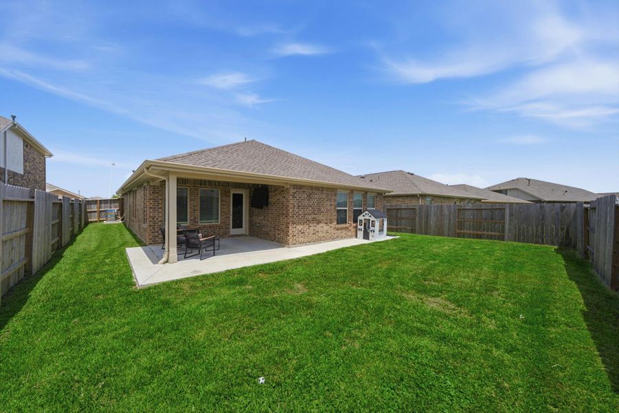 Exterior details and patio area of a home in Samara, League City (Image 3).