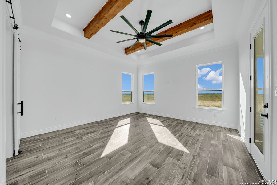 Spacious, unfurnished interior of a new home in , La Vernia (Image 36).