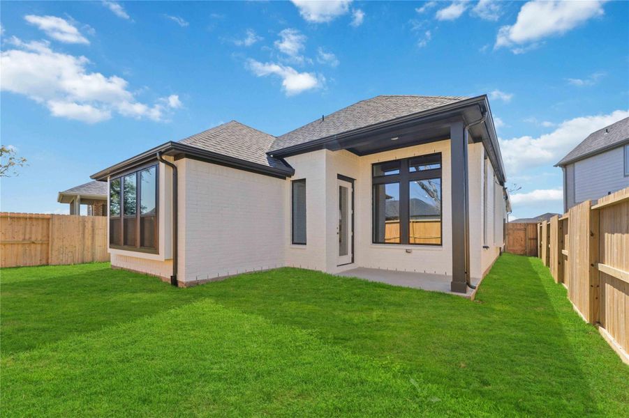 Exterior details and patio area of a home in Sienna, Missouri City (Image 3).