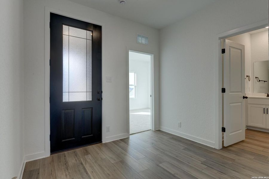 Spacious, unfurnished interior of a new home in Nopal Valley, San Antonio (Image 22).