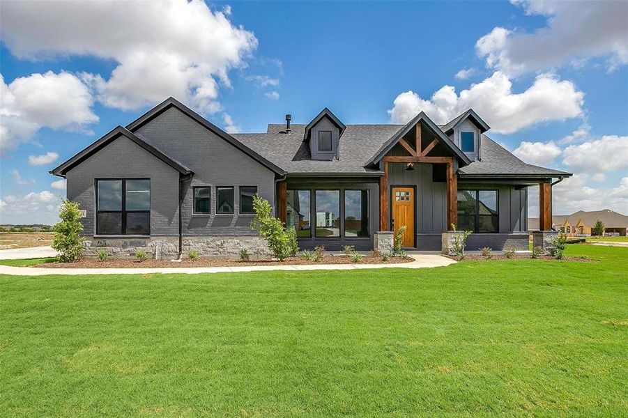 View of front of property featuring a front lawn