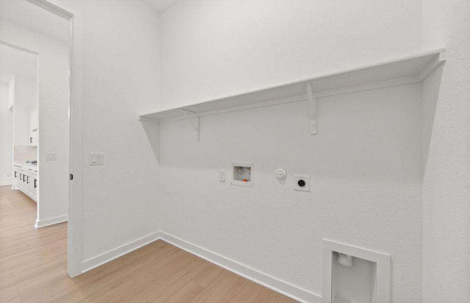 Spacious, unfurnished interior of a new home in 6 Creeks, Kyle (Image 43).