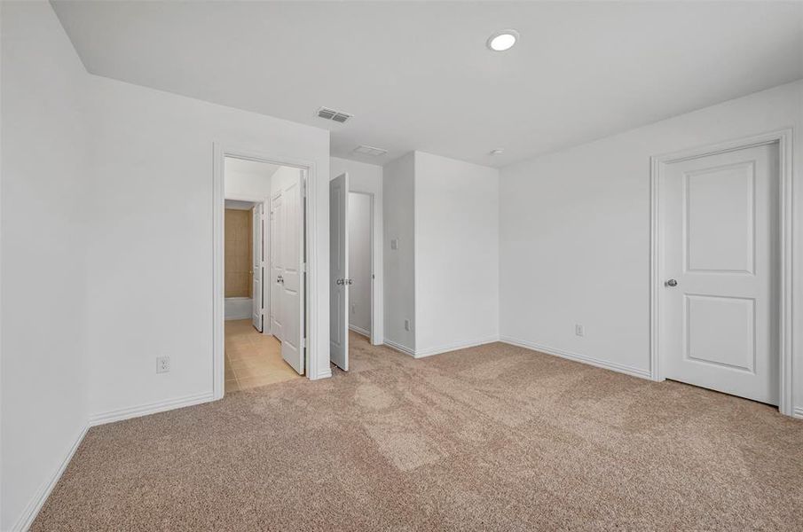 Spacious, unfurnished interior of a new home in Vintage Village, Argyle (Image 39).