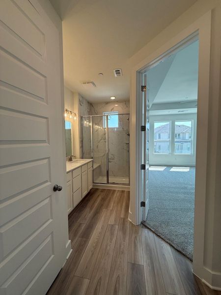 Spacious, unfurnished interior of a new home in Avery Centre, Round Rock (Image 11).