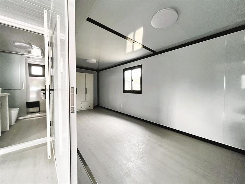 Spacious, unfurnished interior of a new home in , Mexia (Image 8).