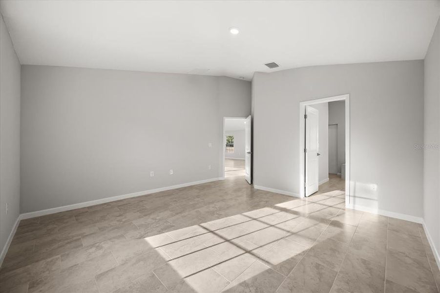 Spacious, unfurnished interior of a new home in , Deland (Image 27).