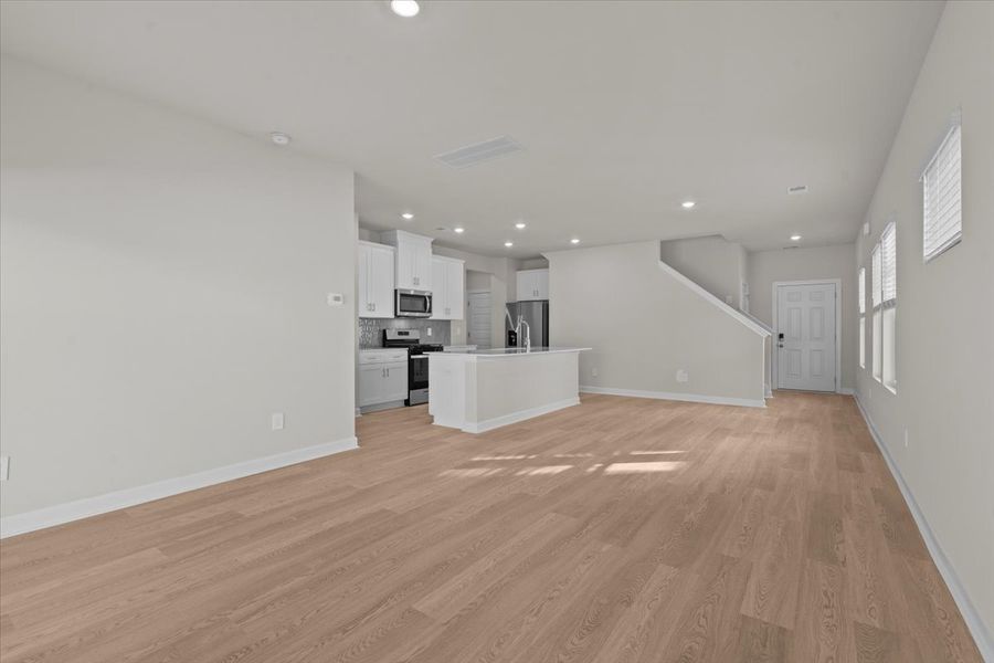 Spacious, unfurnished interior of a new home in Creek Ridge - Heritage Collection, Spartanburg (Image 12).